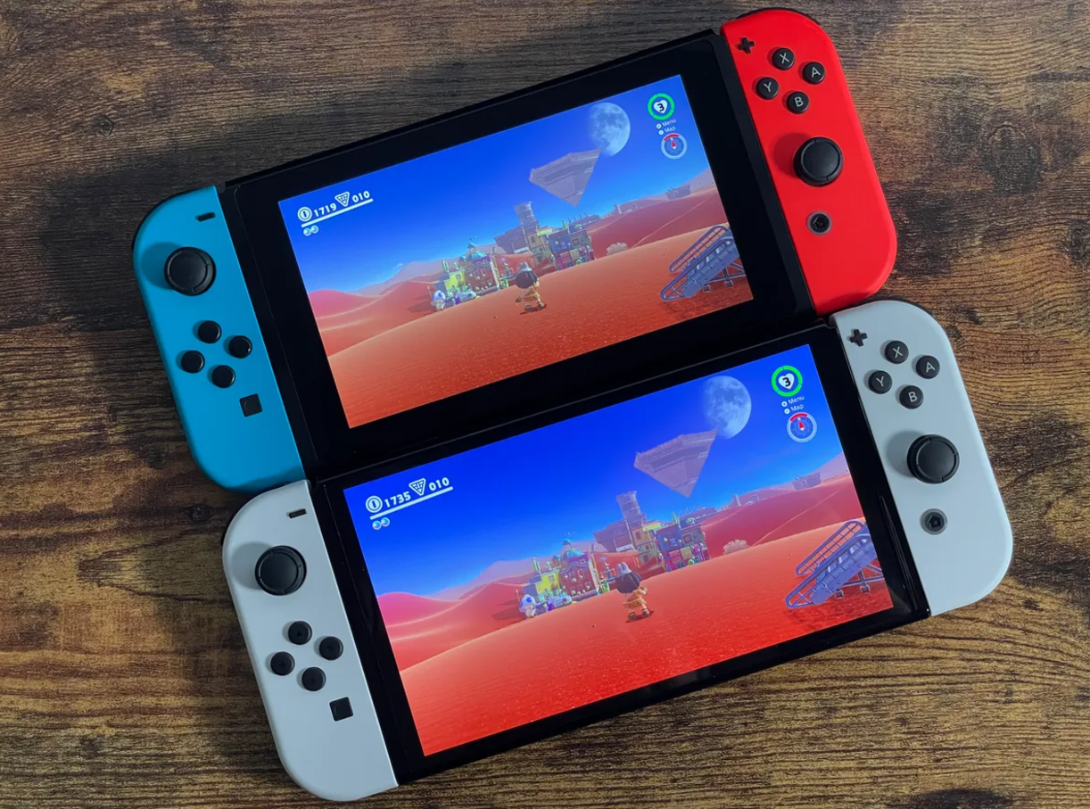 Nintendo na versão original em cima. Nintendo OLED embaixo
