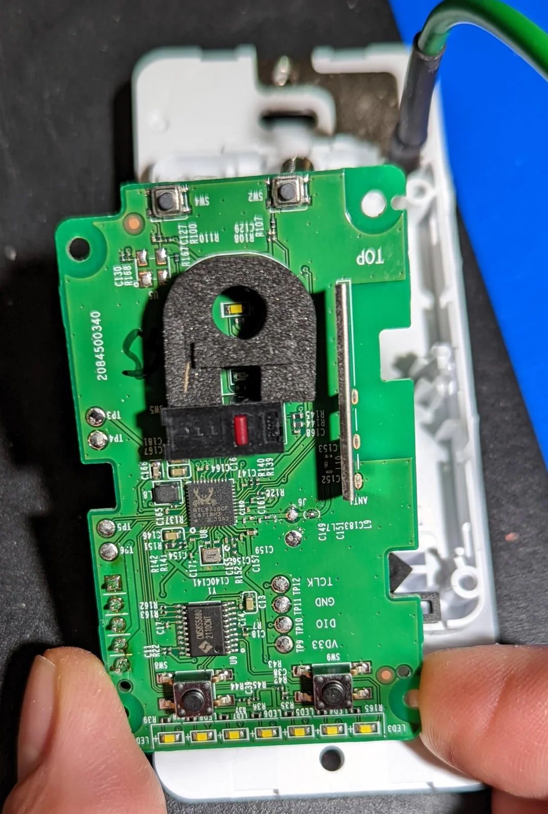 Placa principal do Kasa HS220 mostrando o sensor PIR e o módulo de controle