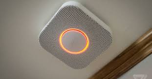 Nest Protect instalado no teto, com o anel de LED indicando status