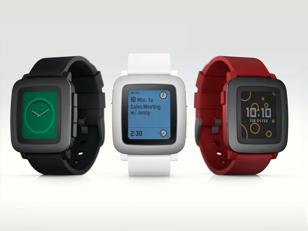 Imagem: Pebble Time smartwatch com display colorido e-paper.