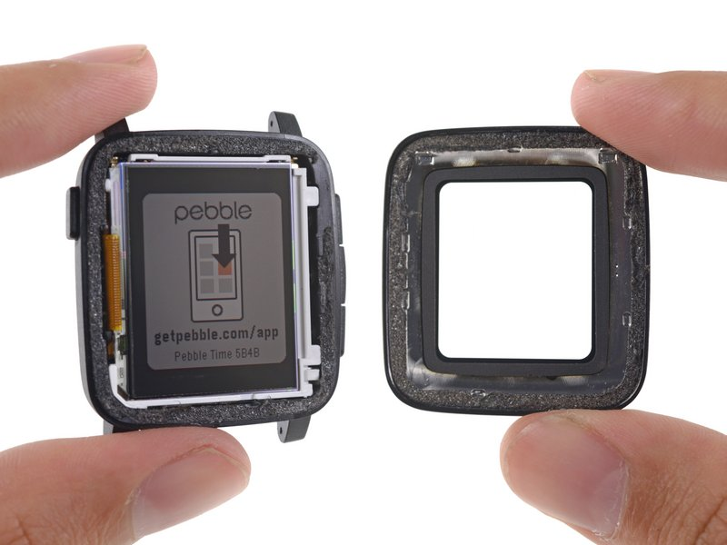Imagem: Remoção do bezel frontal do Pebble Time, separando a moldura com o vidro do corpo do relógio.