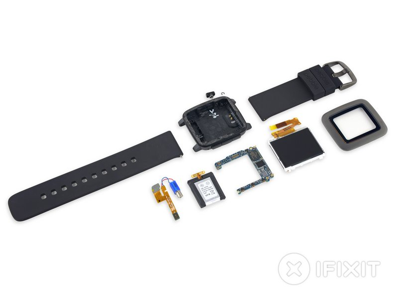 Imagem: Vista geral de todos os componentes do Pebble Time desmontados e organizados lado a lado.
